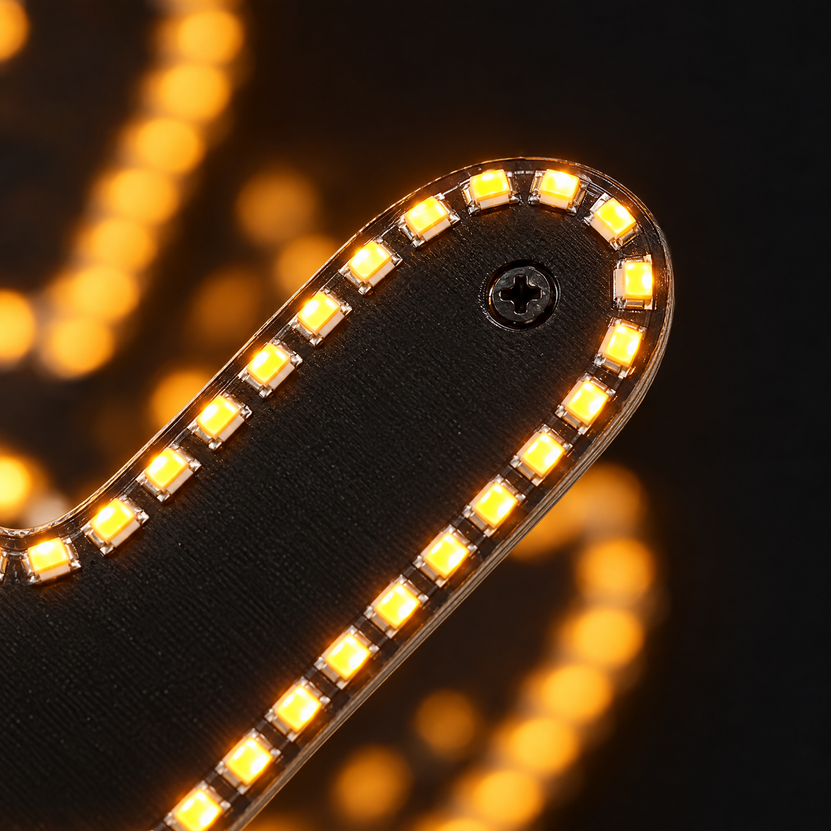 Gros plan sur les LED ambre de la main Clakzi